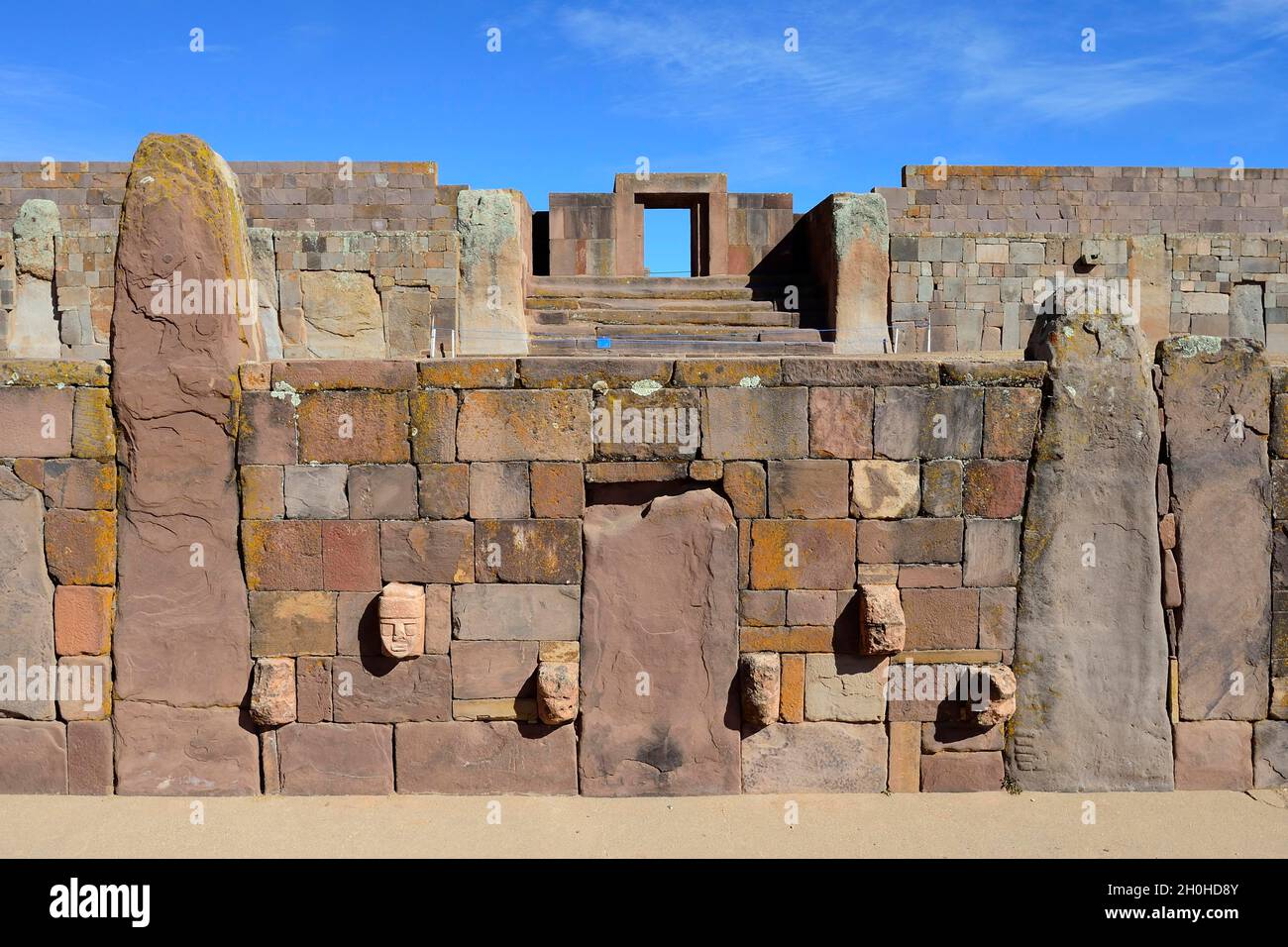 Versunkener Innenhof mit Kopfreliefs und Eingang zur Kalasasaya, Ruinen von Tiwanaku, auch Tiahuanaco, UNESCO-Weltkulturerbe, Abteilung La Paz Stockfoto