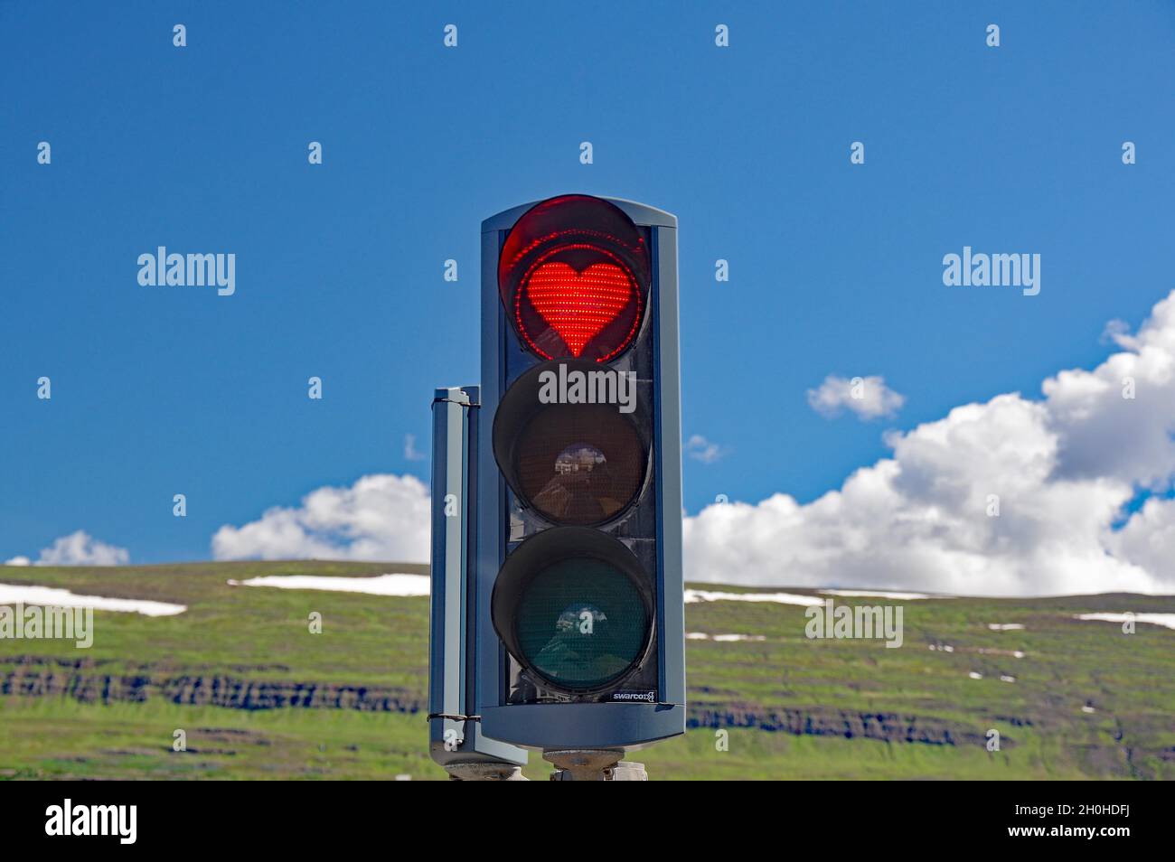 Ampel mit rotem Herzen, Berge im Hintergrund, Akureyri, Island Stockfoto