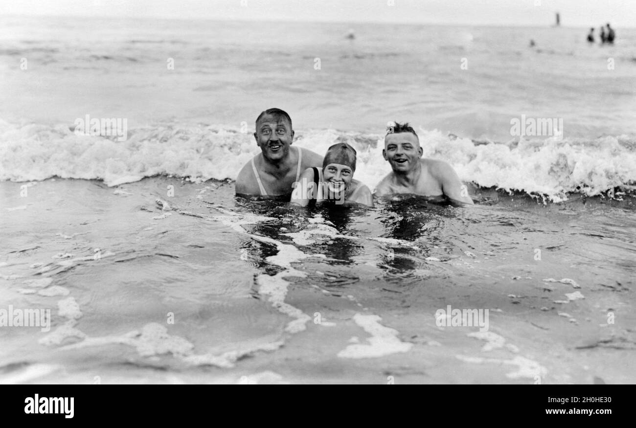 Badegruppe am Strand, zwei Männer und eine Frau, lustig, lachend, Sommerferien, Urlaub, Lebensfreude, um 1930er Jahre, Ostsee, Binz, Rügen Stockfoto