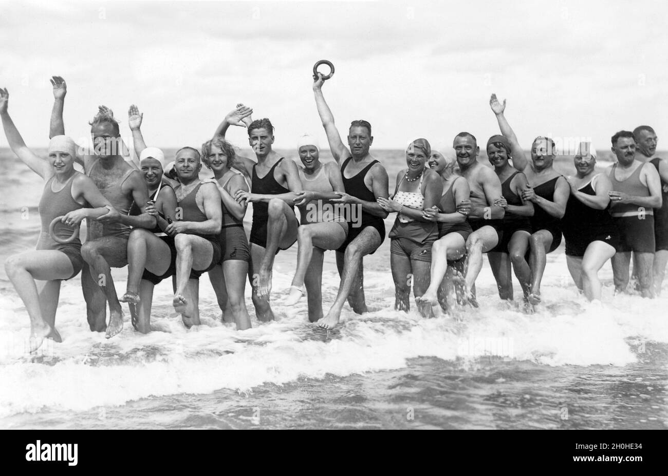 Badegruppe am Strand, lustig, lachend, Sommerferien, Urlaub, Lebensfreude, um 1930er Jahre, Ostsee, Binz, Rügen, Mecklenburg-West Stockfoto