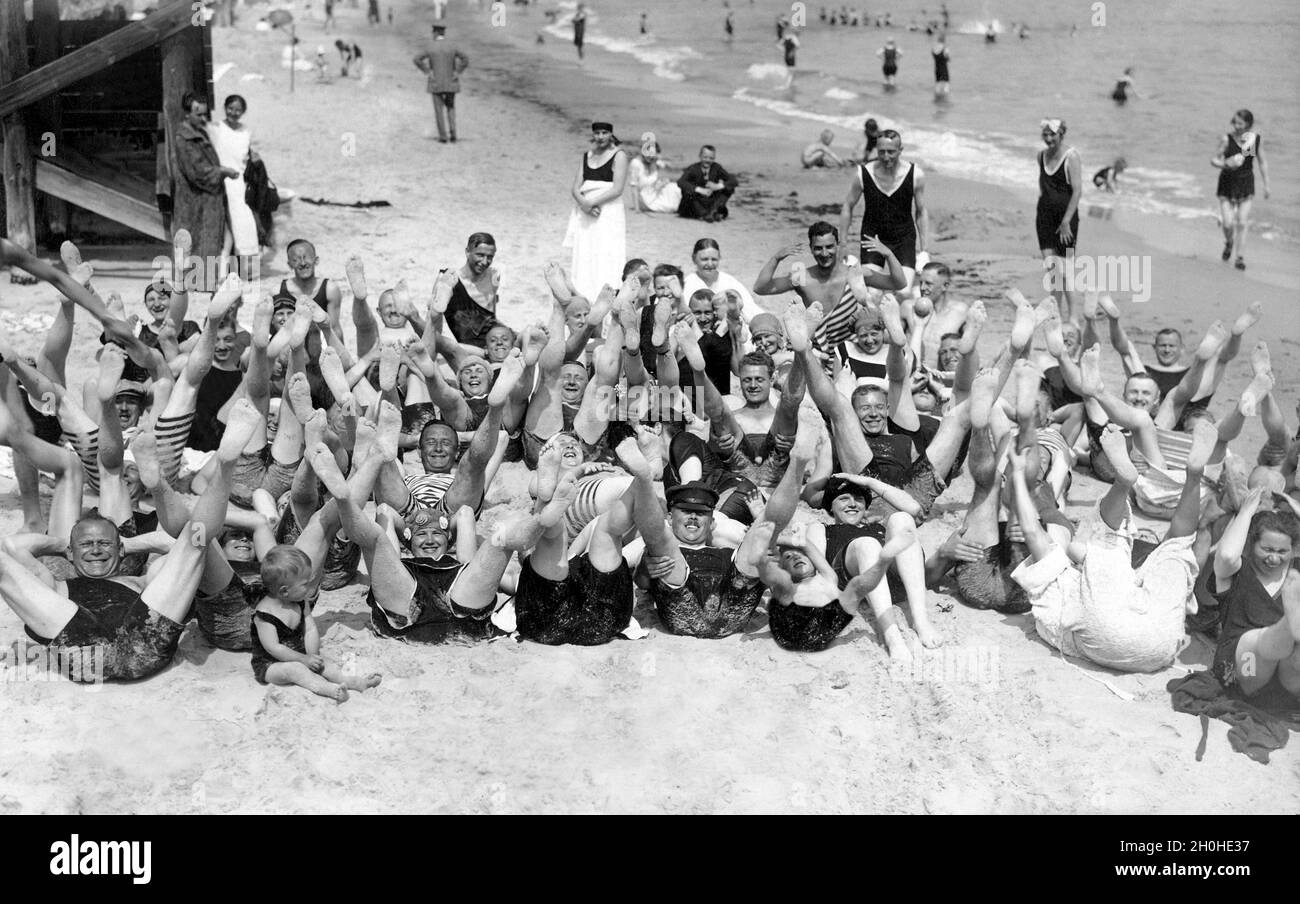 Badegruppe am Strand, lustig, lachend, Sommerferien, Urlaub, Lebensfreude, um 1930er Jahre, Ostsee, Binz, Rügen, Mecklenburg-West Stockfoto