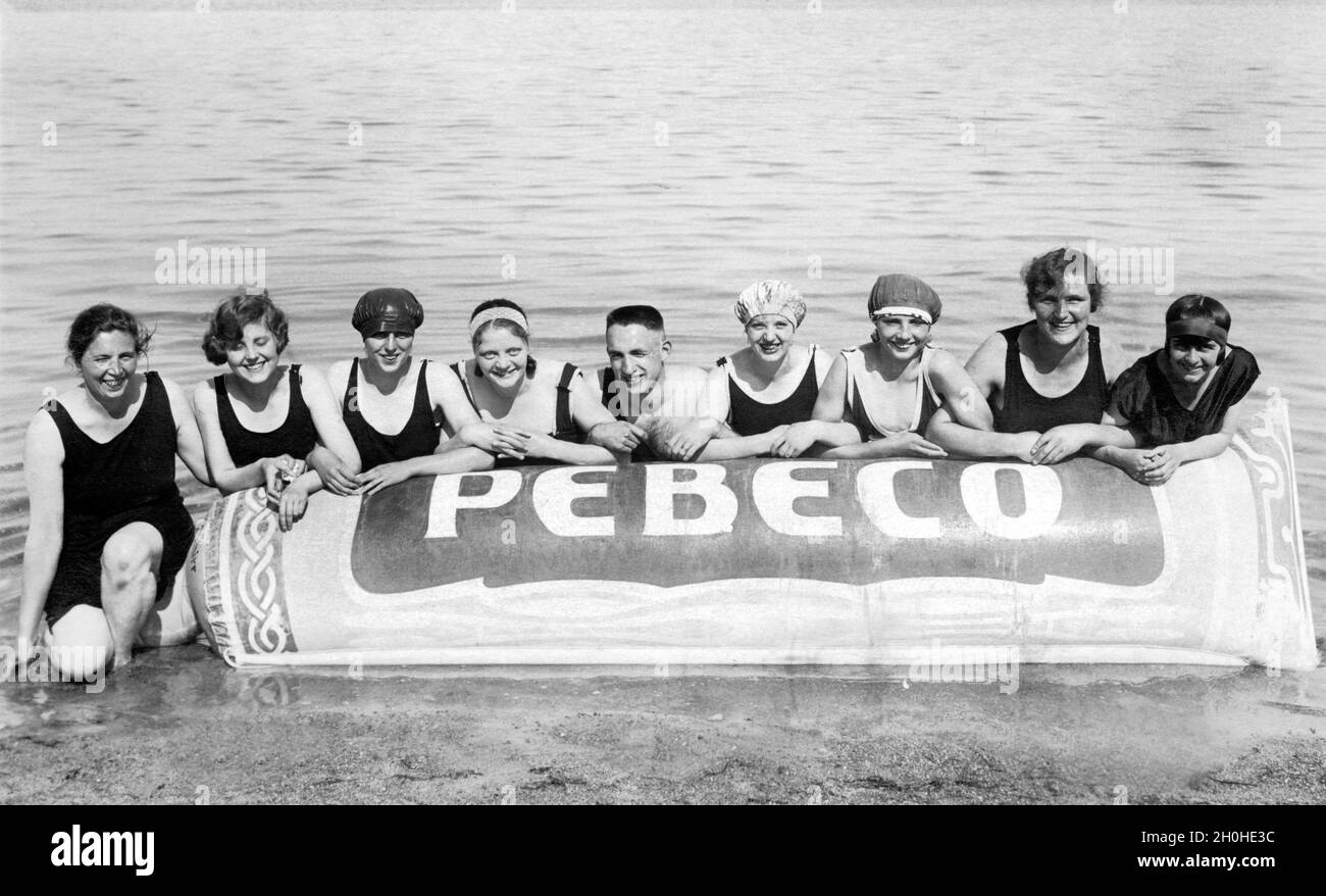 Badegruppe am Strand, lustig, lachend, Sommerferien, Urlaub, Lebensfreude, Werbung für PEBECO um die 1930er Jahre, Ostsee, Binz, Rügen Stockfoto