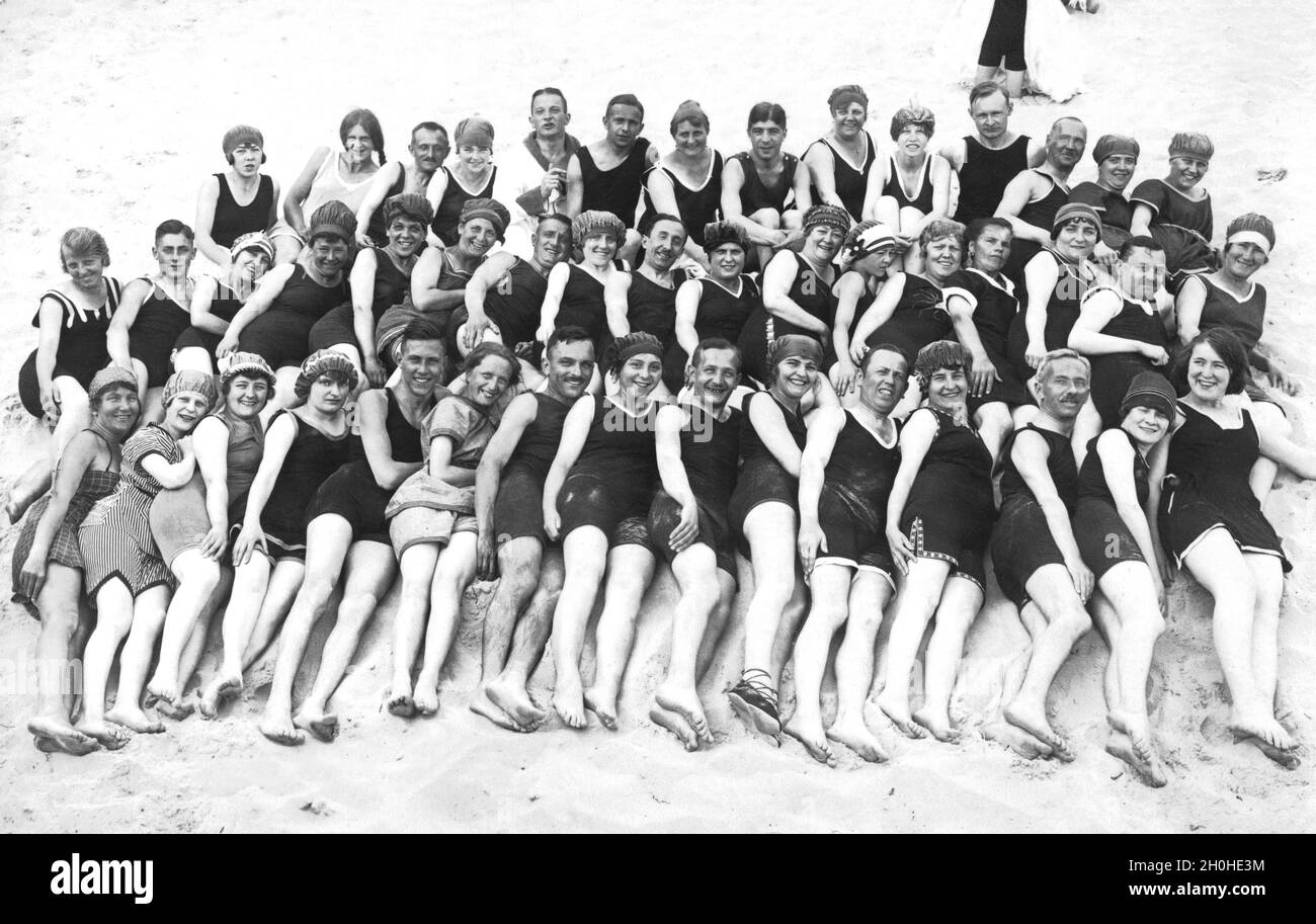 Badegruppe am Strand, lustig, lachend, Sommerferien, Urlaub, Lebensfreude, um 1930er Jahre, Ostsee, Binz, Rügen, Mecklenburg-West Stockfoto
