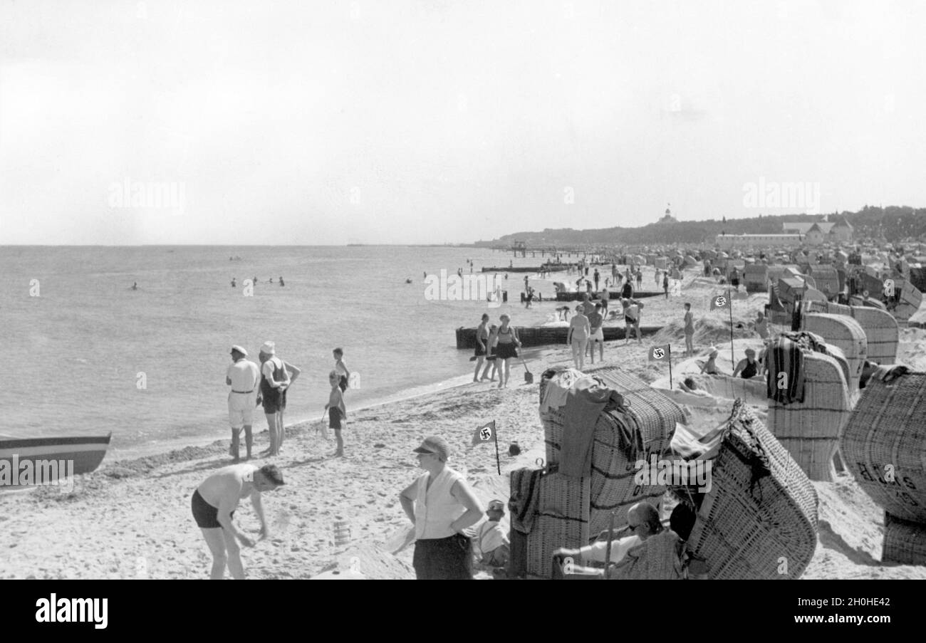 Badegruppe am Strand, Sommerferien, Feiertag, Nationalsozialismus, Hakenkreuzfahnen im Bild nachgemalt, ca. 1936, genauer Ort Stockfoto