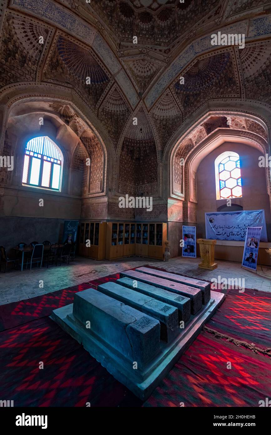 Wunderschön verzierte Innenausstattung im Gawhar Shada Mausoleum, Herat, Afghanistan Stockfoto