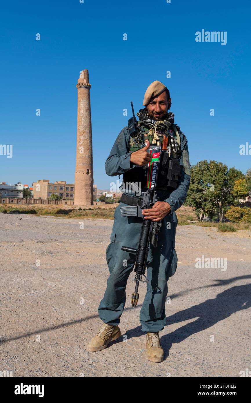 Schwer bewaffneter Soldat, Musalla Minarette von Herat, Herat, Afghanistan Stockfoto