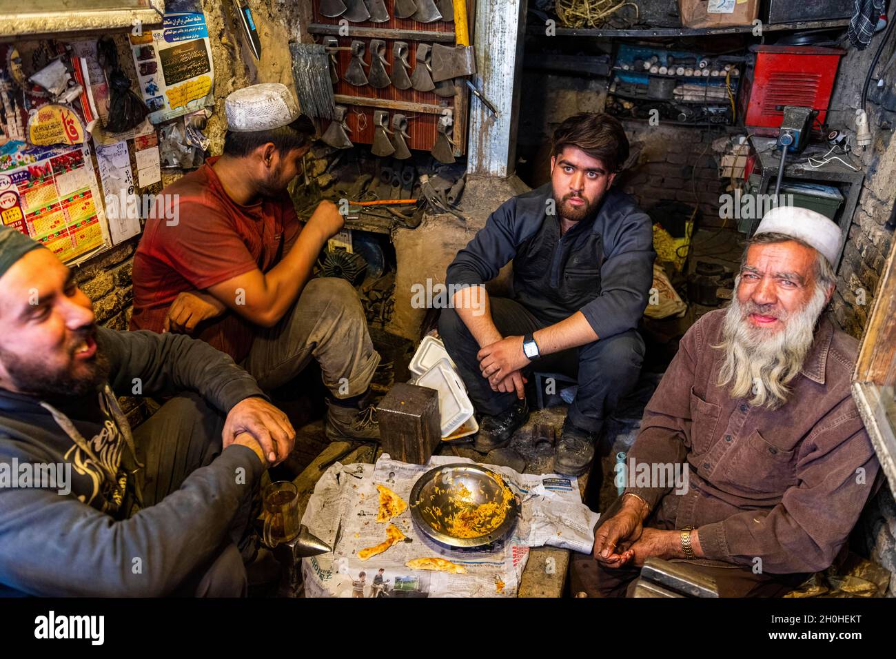 Männer essen zu Mittag, Bird Street, Kabul, Afghanistan Stockfoto