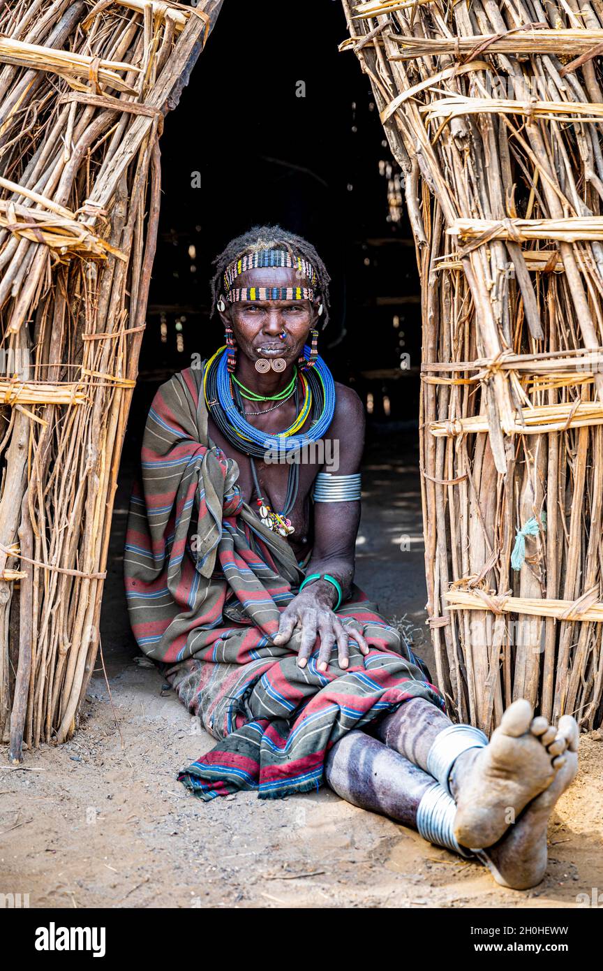 Traditionell gekleidete Frau, Stamm der Jiye, Staat Eastern Equatoria, Südsudan Stockfoto