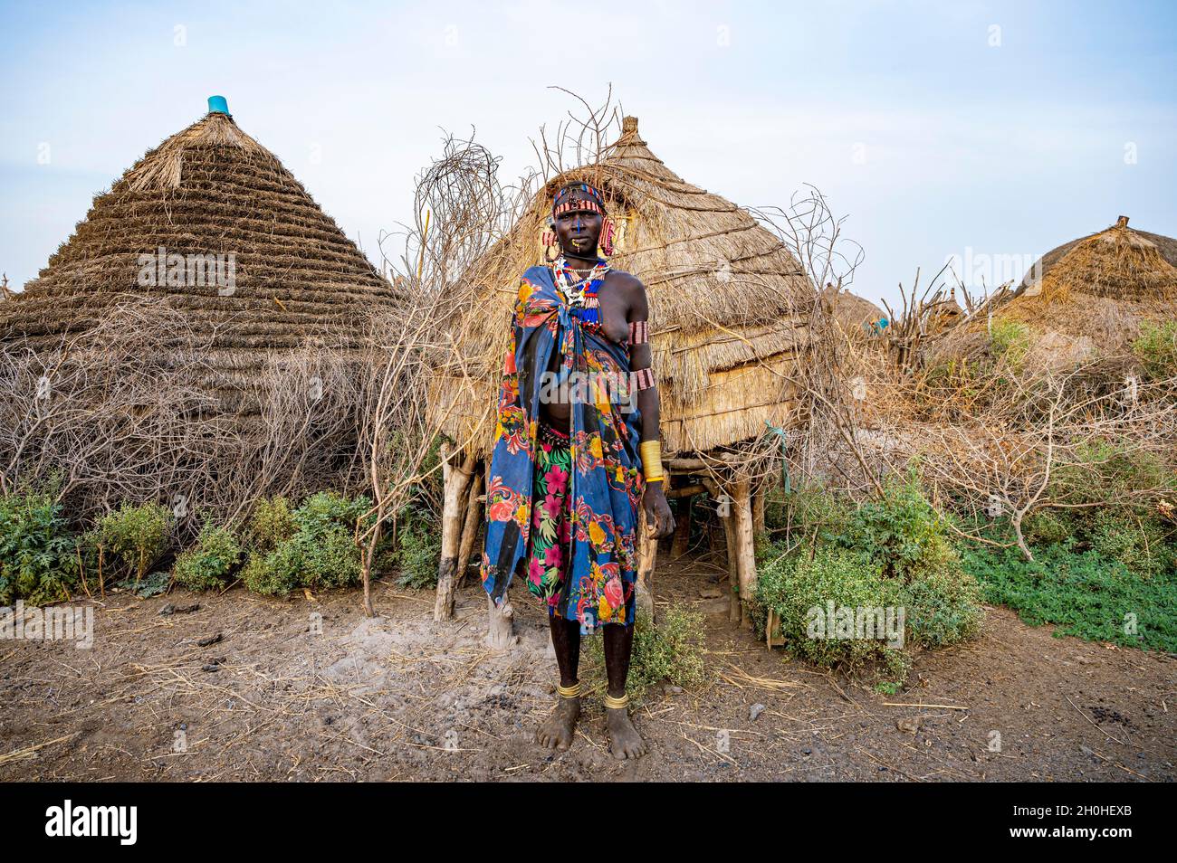 Frau vor ihrer Hütte, Jiye-Stamm, Eastern Equatoria State, Südsudan Stockfoto