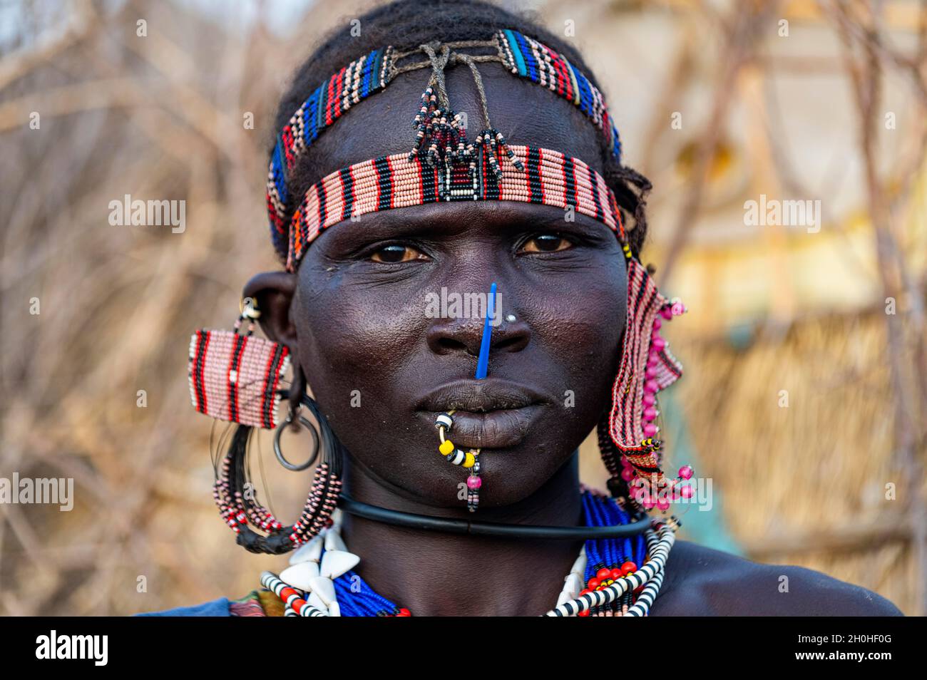Traditionell gekleidete Frau, Stamm der Jiye, Staat Eastern Equatoria, Südsudan Stockfoto