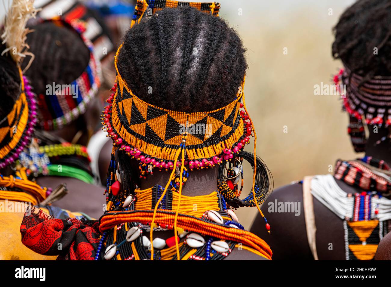 Rückseite von einer traditionell gekleideten Frau des Jiye-Stammes, die tanzt und singt, Eastern Equatoria State, Südsudan Stockfoto
