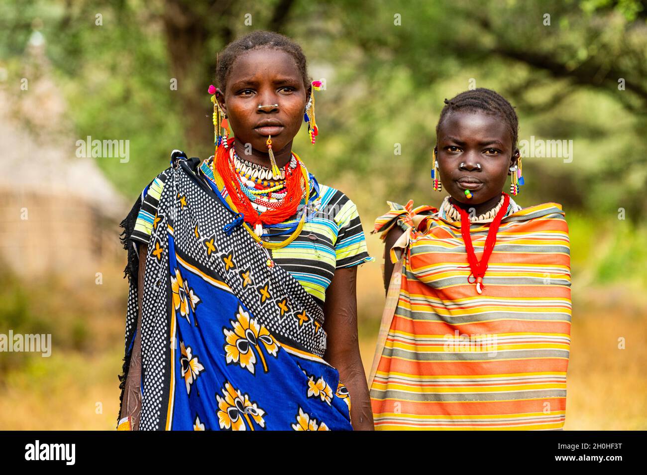 Traditionell gekleidete junge Mädchen aus dem Stamm der Laarim, Boya Hills, Eastern Equatoria, Südsudan Stockfoto