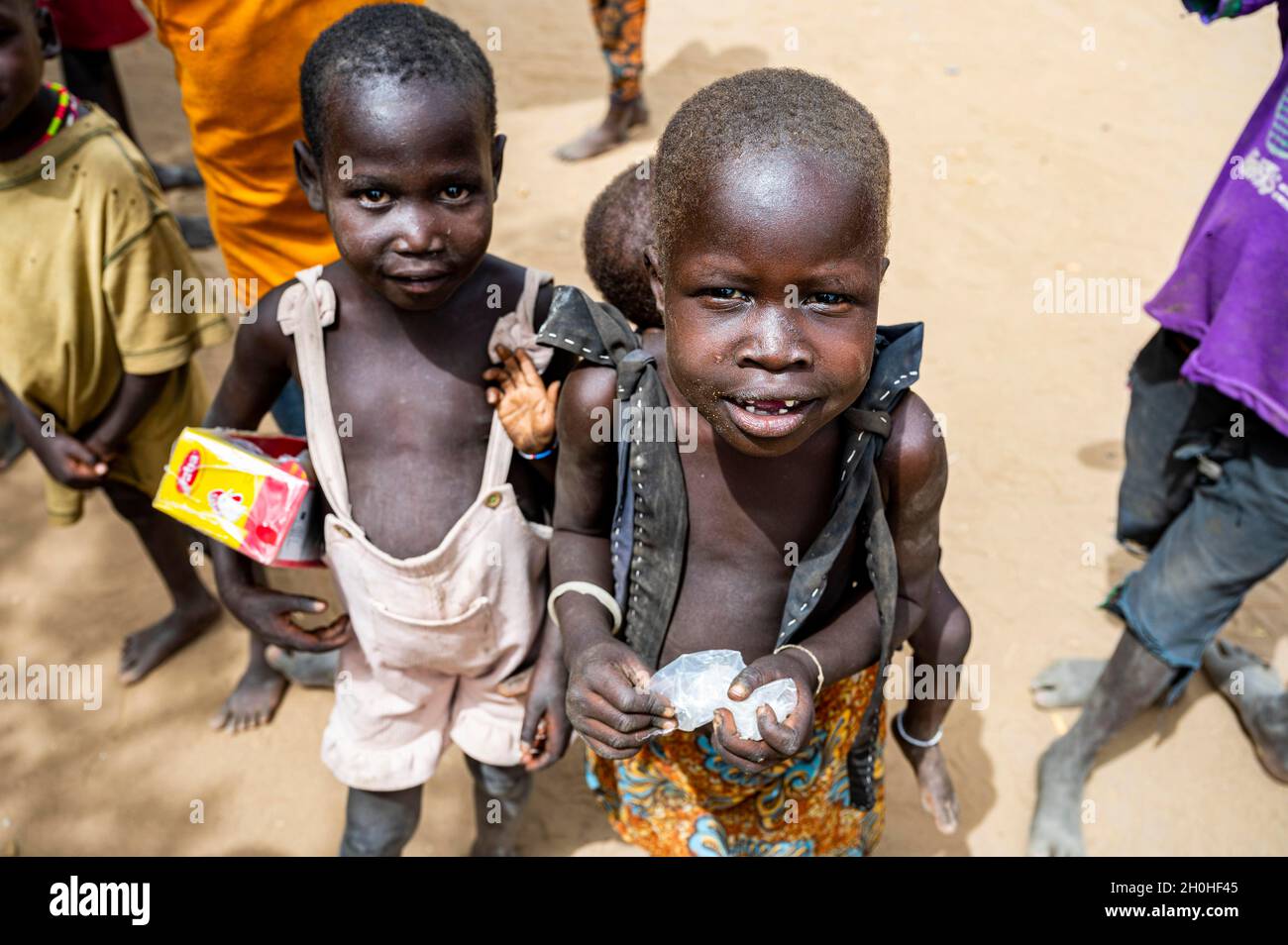 Kleine Kinder aus dem Stamm der Laarim, den Boya-Hügeln, der östlichen Äquatoria, Südsudan Stockfoto