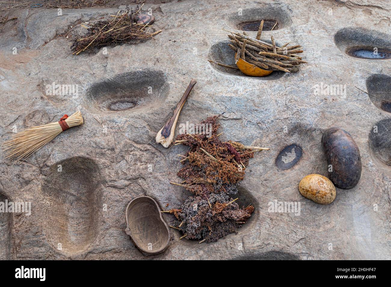 Felsen bis zum grniden Sorghum aus dem Stamm der Laarim, Boya Hills, Eastern Equatoria, Südsudan Stockfoto