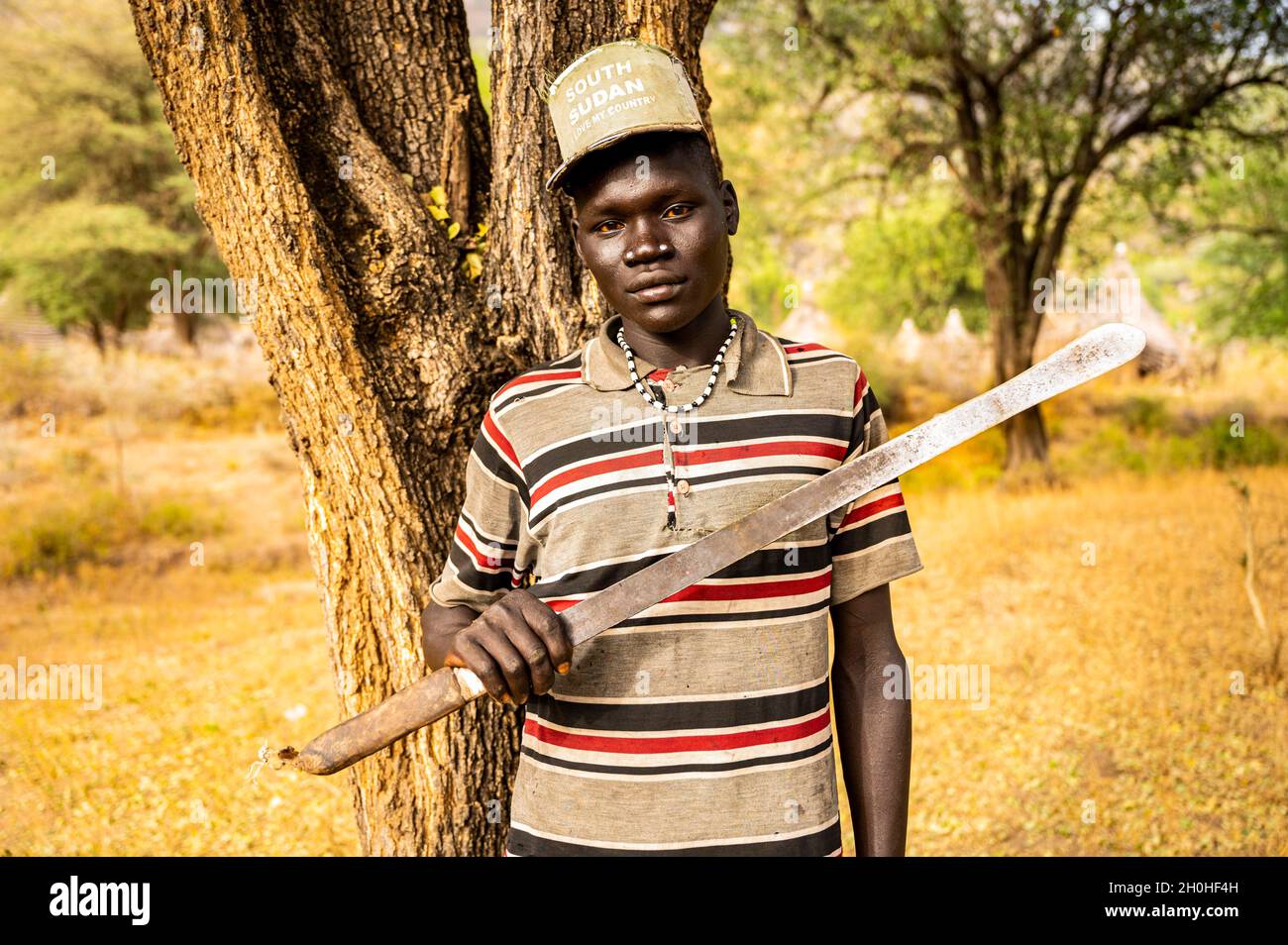 Mann mit Machete, laarimischer Stamm, Boya Hills, Eastern Equatoria, Südsudan Stockfoto