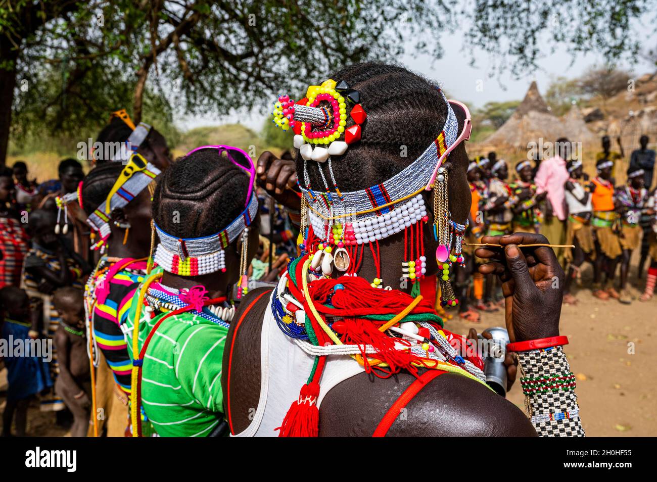 Traditionell gekleidete junge Mädchen üben lokale Tänze, Laarim Stamm, Boya Hügel, Eastern Equatoria, Südsudan Stockfoto