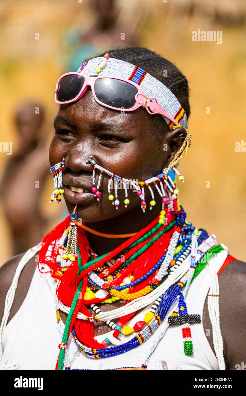 Traditionell gekleidetes junges Mädchen aus dem Stamm der Laarim, Boya Hills, Eastern Equatoria, Südsudan Stockfoto