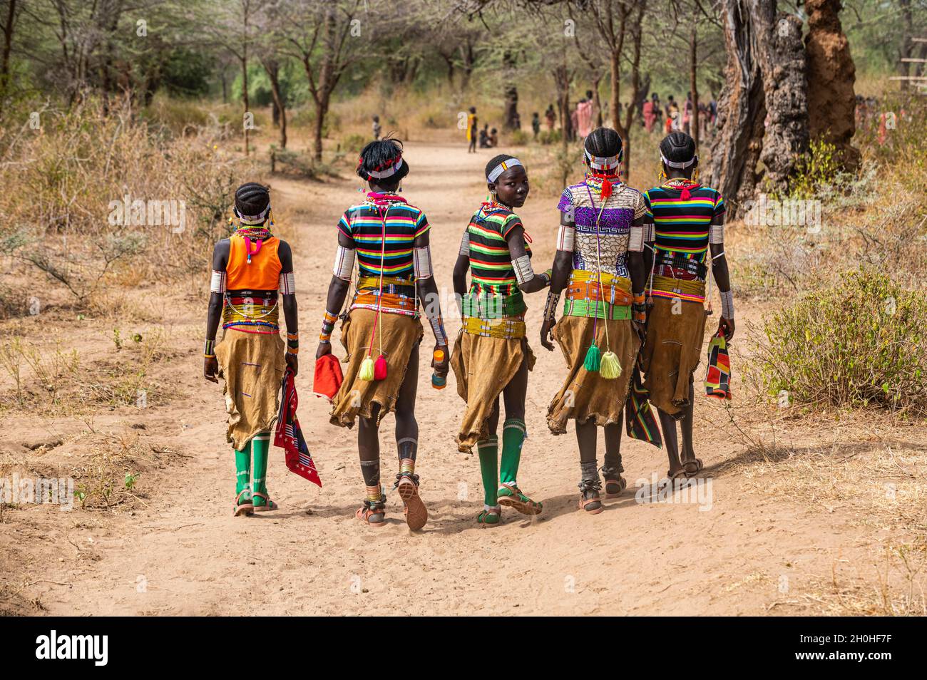 Traditionell gekleidete junge Mädchen aus dem Laarim-Stamm von hinten, Boya Hills, Eastern Equatoria, Südsudan Stockfoto