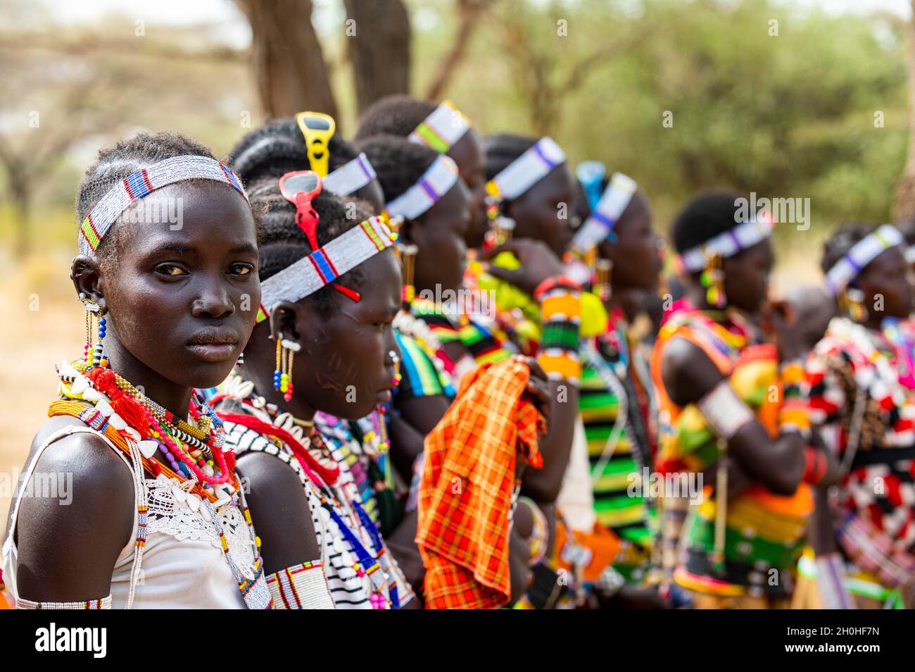 Traditionell gekleidete junge Mädchen üben lokale Tänze, Laarim Stamm, Boya Hügel, Eastern Equatoria, Südsudan Stockfoto