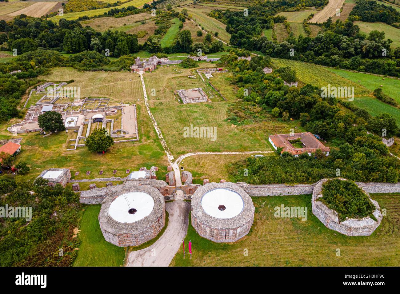 Luftaufnahme des UNESCO-Weltkulturerbes antike römische Ruinen von Gamzigrad, Serbien Stockfoto