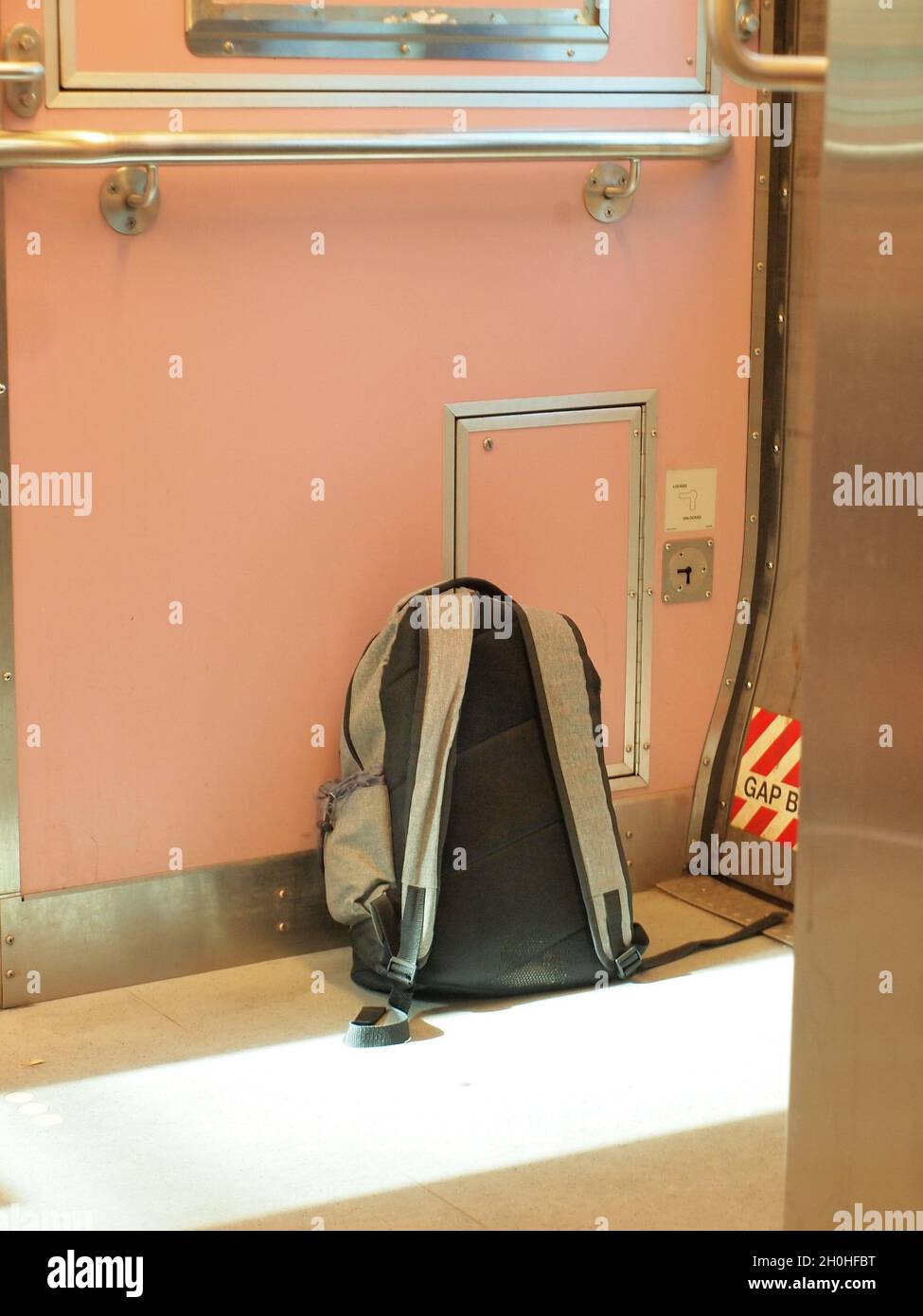 Zu den Sicherheits- und Sicherheitsthemen im Massenverkehr gehört dieser Rucksack, der in einem Zug zurückgelassen wurde. Sicherheitsmeldung „Sehen Sie etwas, sagen Sie etwas“. Stockfoto