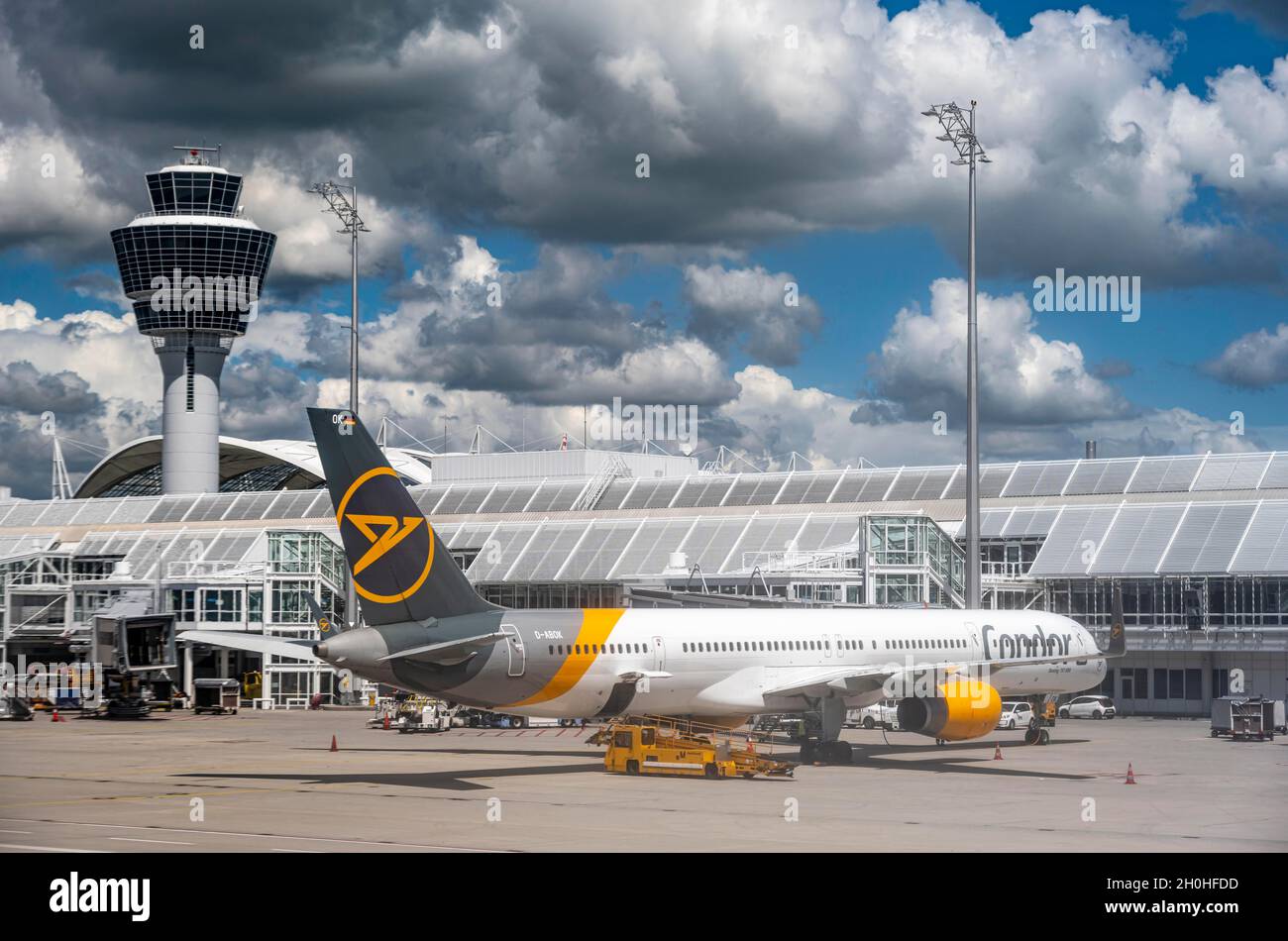 Condor, Flugzeug am Gate, Flughafen München mit Turm, München, Deutschland Stockfoto