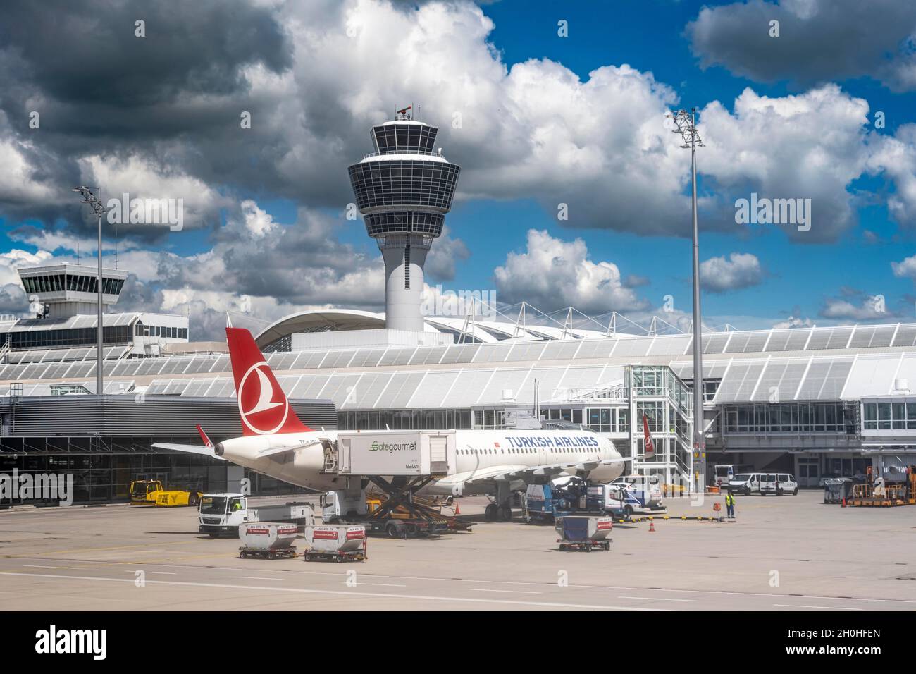 Turkish Airline, Flugzeug an einem Gate, Flughafen München mit Turm, München, Deutschland Stockfoto
