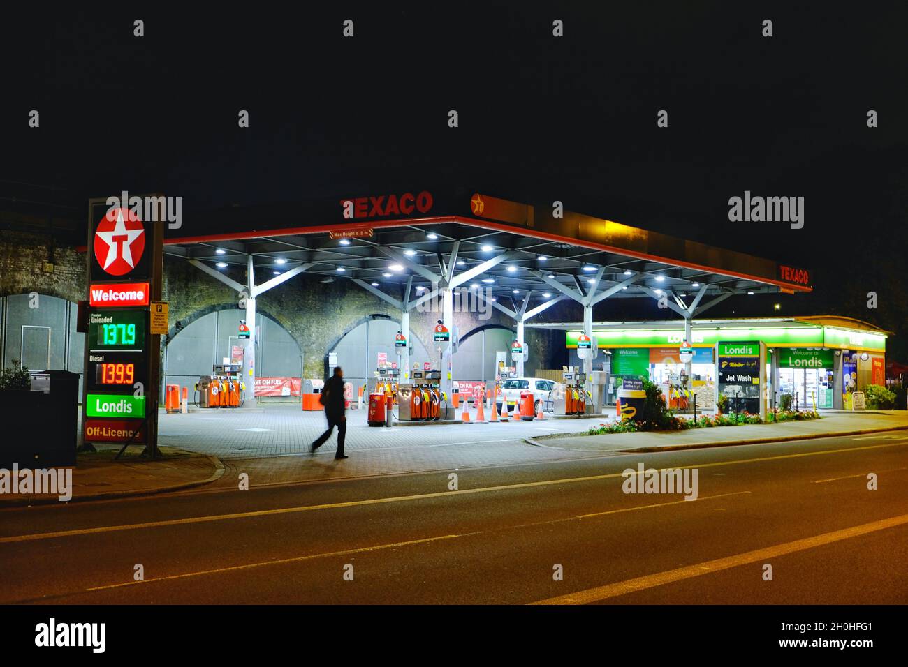 London, Großbritannien. Ein Mann kommt nachts an einer Taxaco-Tankstelle vorbei, da der Benzinmangel anhält. Stockfoto