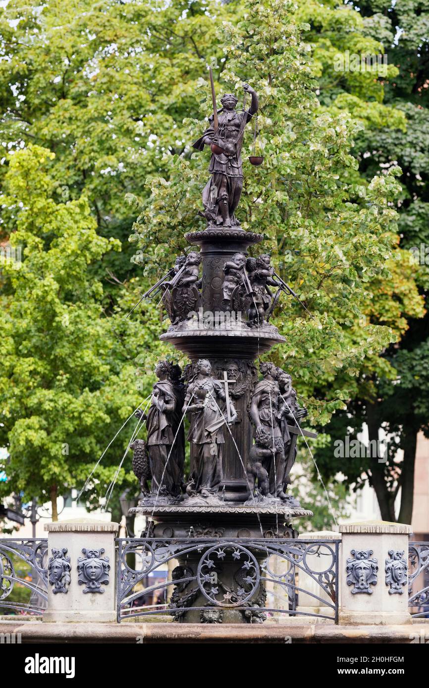 Der 1584-1589 von Benedikt Wurzelbauer erbaute Tugendbrunnen zeigt die sieben Tugenden in weiblicher Form: Glaube, Liebe, Hoffnung, Kraft, Mäßigung, Geduld Stockfoto