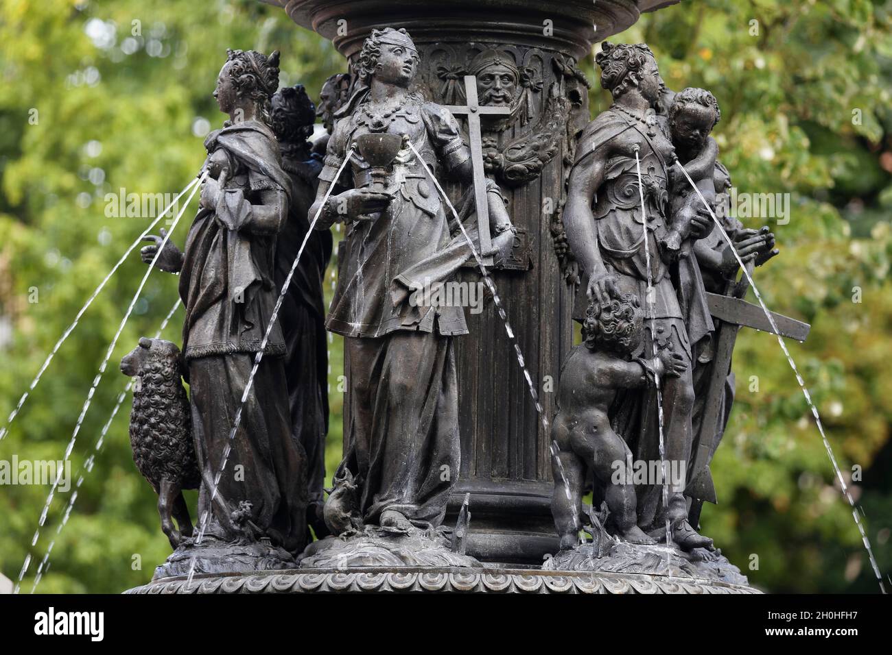 Der 1584-1589 von Benedikt Wurzelbauer erbaute Tugendbrunnen zeigt die sieben Tugenden in weiblicher Form: Glaube, Liebe, Hoffnung, Kraft, Mäßigung Stockfoto