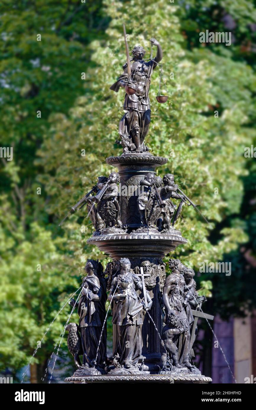 Der 1584-1589 von Benedikt Wurzelbauer erbaute Tugendbrunnen zeigt die sieben Tugenden in weiblicher Form: Glaube, Liebe, Hoffnung, Kraft, Mäßigung, Geduld Stockfoto