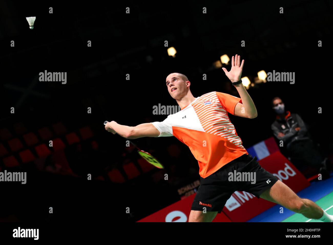 Aarhus, Dänemark. Oktober 2021. Gijs Duijs aus den Niederlanden tritt beim Thomas Cup Badmintonturnier in Aarhus, Dänemark, am 12. Oktober 2021 beim Männer-Einzelspiel gegen Weng Hongyang aus China bei einem Spiel der Gruppe C zwischen China und den Niederlanden an. Quelle: Zhang Cheng/Xinhua/Alamy Live News Stockfoto