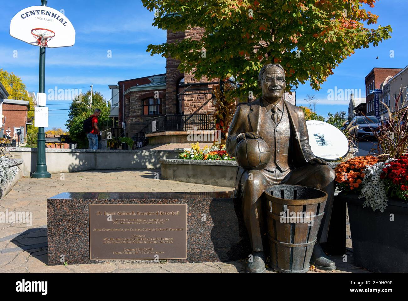 Almonte, Kanada - 1. Oktober 2021: Bronzestatue von James Naismith in seiner Heimatstadt Almonte, einer kleinen Stadt in Ontario. Naismith erfand das Spiel von Stockfoto