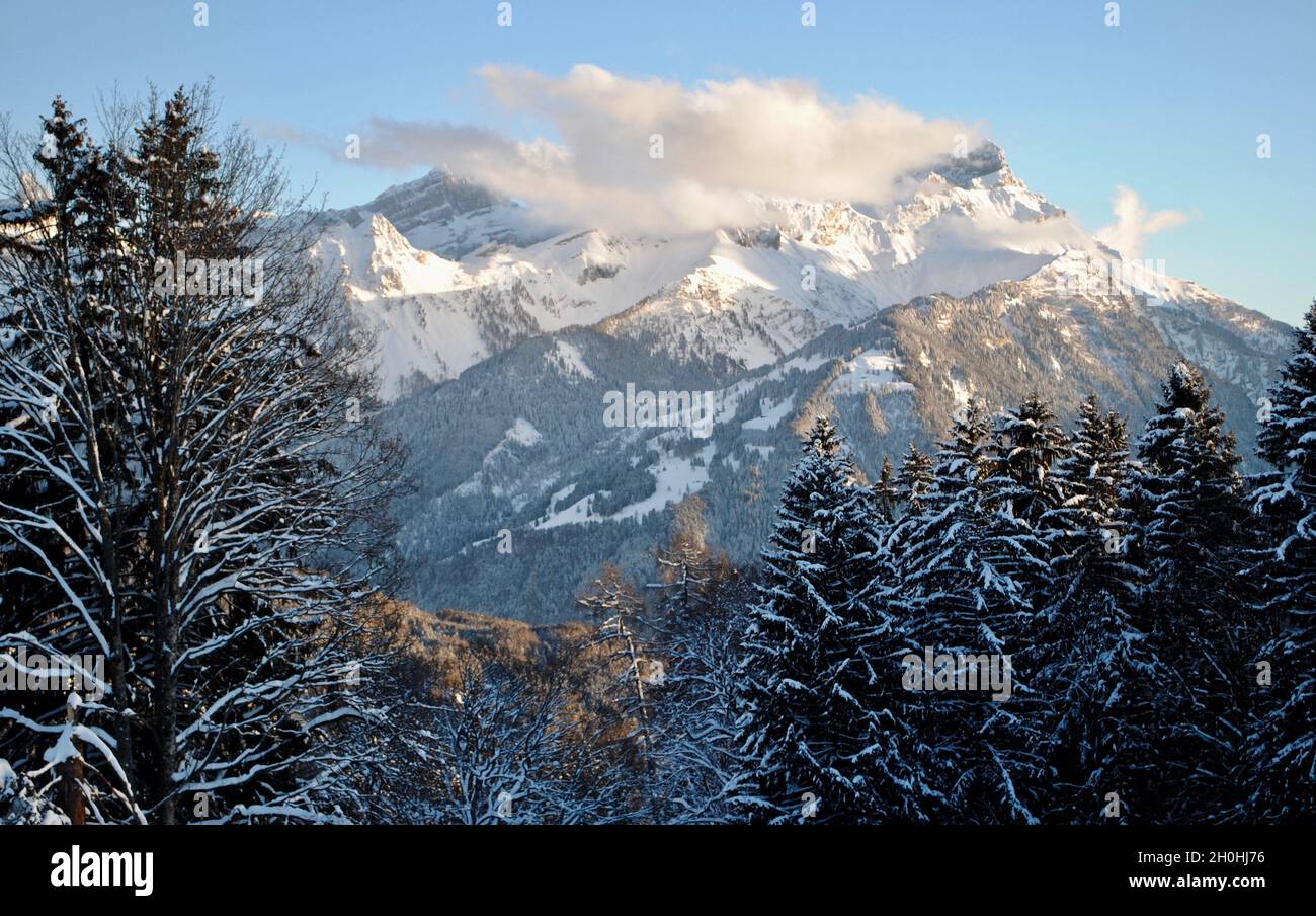 Wolken über Bergspitzen von Les Ecovets, Villars-sur-Ollon in der Schweiz aus gesehen Stockfoto