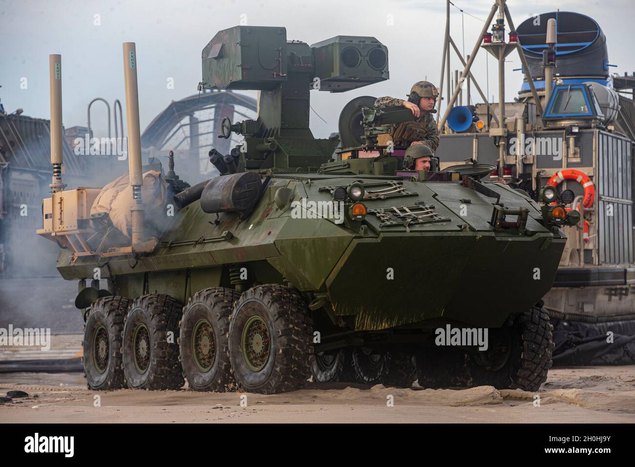 Marineinfanteristen mit 24. Marine Expeditionary Unit (MEU) entladen Fahrzeuge am Onslow Beach, Marine Corps Base Camp Lejeune, N.C., 7. Oktober 2021. Der 24. MEU hat einen siebenmonatigen Einsatz von unterstützenden Krisenreaktions- und Sicherheitsoperationen in den Einsatzbereichen der 5. Und 6. US-Flotte abgeschlossen. (USA Marine Corps Foto von Lance CPL. Nichola Guevara) Stockfoto