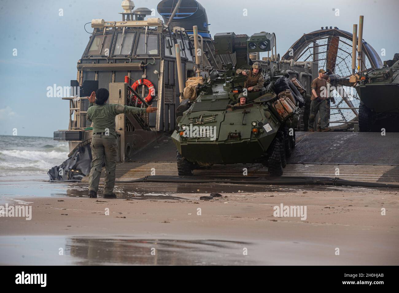 Marineinfanteristen mit 24. Marine Expeditionary Unit (MEU) entladen Fahrzeuge am Onslow Beach, Marine Corps Base Camp Lejeune, N.C., 7. Oktober 2021. Der 24. MEU hat einen siebenmonatigen Einsatz von unterstützenden Krisenreaktions- und Sicherheitsoperationen in den Einsatzbereichen der 5. Und 6. US-Flotte abgeschlossen. (USA Marine Corps Foto von Lance CPL. Nichola Guevara) Stockfoto