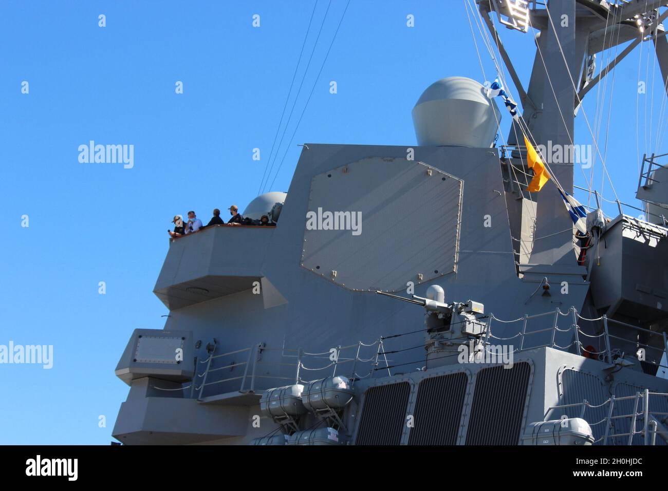 Die PCU USS Daniel Inouye (DDG 118) wird am Pier 2 in der Naval Station Newport festgemacht. Dies ist der erste Hafenbesuch des Schiffes nach seiner Abfahrt von der General Dynamics Bath Iron Works Shipyard 4. Oktober 2021. Das Schiff ist unterwegs zu Pearl Harbor, HI, wo es in Betrieb genommen und homeportiert wird. Stockfoto