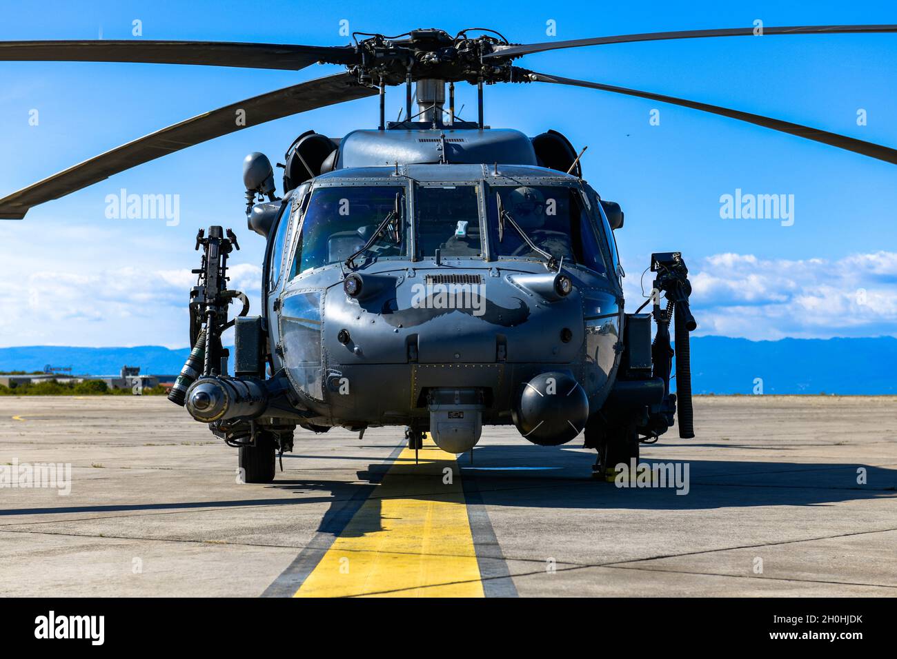 HH-60G Pave Hawk A6212, der 56. Rettungsgeschwader zugewiesen, sitzt auf der Startbahn, nachdem er auf einem Flughafen in Kroatien während seines letzten Fluges vor seiner Pensionierung, dem 23. September 2021, betankt wurde. A6212 soll die erforderlichen Komponenten entfernen und dann vor der 56. Einsatztruppe in Gebäude 7300 montiert werden. (USA Luftwaffe Foto von Senior Airman Brooke Moeder) Stockfoto