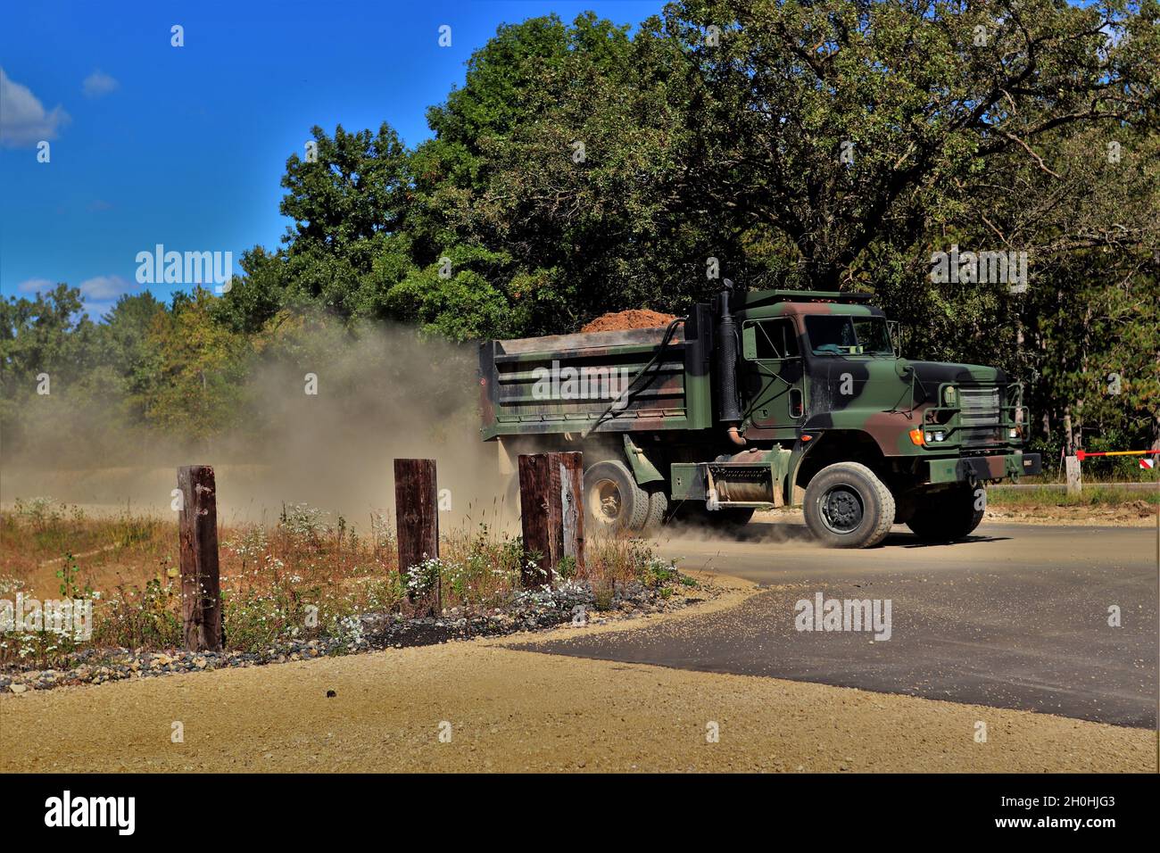 Am 23. September 2021 wird das Wartungspersonal der Fort McCoy Range gezeigt, das einen Brand- und Bewegungsbereich auf Range 4 in Fort McCoy errichtet. Die kleinere Reichweite ist 100 Meter breit und 150 Meter lang. Die neue Serie ist auch für die Schulung einzelner Soldaten und Buddy-Teams in grundlegenden Feuer- und Bewegungstechniken konzipiert. Range Operations und Range Maintenance werden vom Fort McCoy Direction of Plans, Training, Mobilisation and Security verwaltet. (USA Army Photo von Scott T. Sturkol, Public Affairs Office, Fort McCoy, Wisp.) Stockfoto