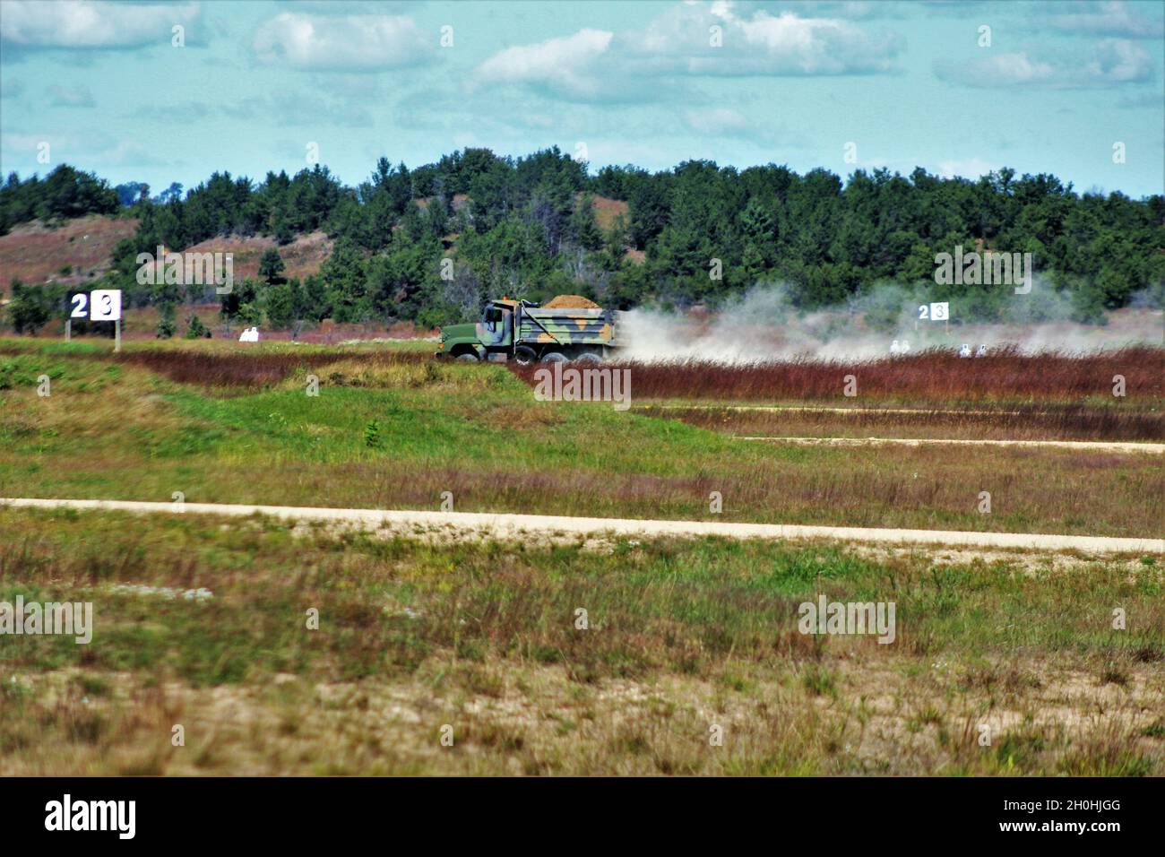 Am 23. September 2021 wird das Wartungspersonal der Fort McCoy Range gezeigt, das einen Brand- und Bewegungsbereich auf Range 4 in Fort McCoy errichtet. Die kleinere Reichweite ist 100 Meter breit und 150 Meter lang. Die neue Serie ist auch für die Schulung einzelner Soldaten und Buddy-Teams in grundlegenden Feuer- und Bewegungstechniken konzipiert. Range Operations und Range Maintenance werden vom Fort McCoy Direction of Plans, Training, Mobilisation and Security verwaltet. (USA Army Photo von Scott T. Sturkol, Public Affairs Office, Fort McCoy, Wisp.) Stockfoto