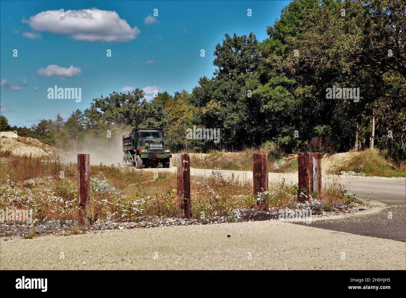 Am 23. September 2021 wird das Wartungspersonal der Fort McCoy Range gezeigt, das einen Brand- und Bewegungsbereich auf Range 4 in Fort McCoy errichtet. Die kleinere Reichweite ist 100 Meter breit und 150 Meter lang. Die neue Serie ist auch für die Schulung einzelner Soldaten und Buddy-Teams in grundlegenden Feuer- und Bewegungstechniken konzipiert. Range Operations und Range Maintenance werden vom Fort McCoy Direction of Plans, Training, Mobilisation and Security verwaltet. (USA Army Photo von Scott T. Sturkol, Public Affairs Office, Fort McCoy, Wisp.) Stockfoto