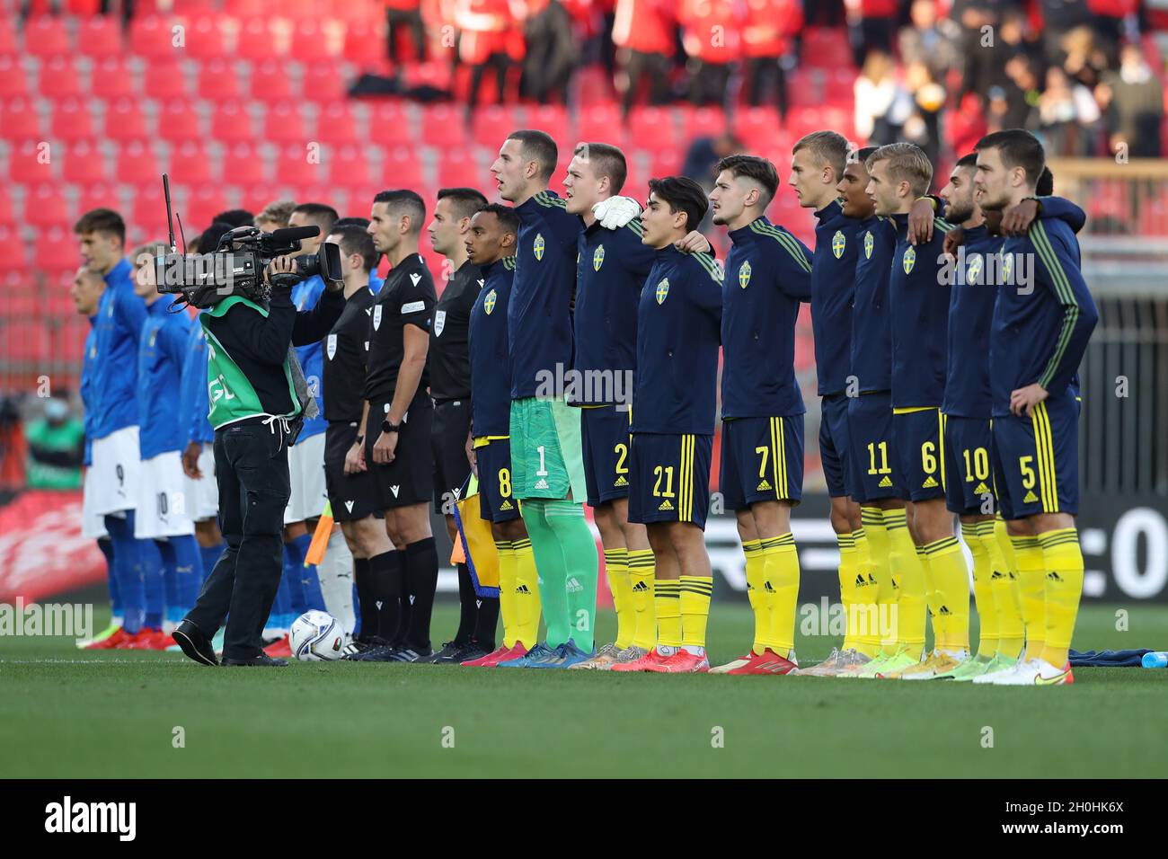 Monza, Italien. Oktober 2021. Die schwedischen Spieler singen ihre Nationalhymne, bevor sie im Stadio Brianteo, Monza, beim UEFA Euro UU-21 Qualifying-Spiel starten. Bildnachweis sollte lauten: Jonathan Moscrop/Sportimage Kredit: Sportimage/Alamy Live News Stockfoto