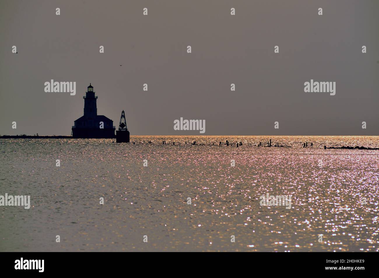 Chicago, Illinois, USA. Der Chicago Harbour Lighthouse kurz nach Sonnenaufgang an einem Spätsommermorgen. Stockfoto