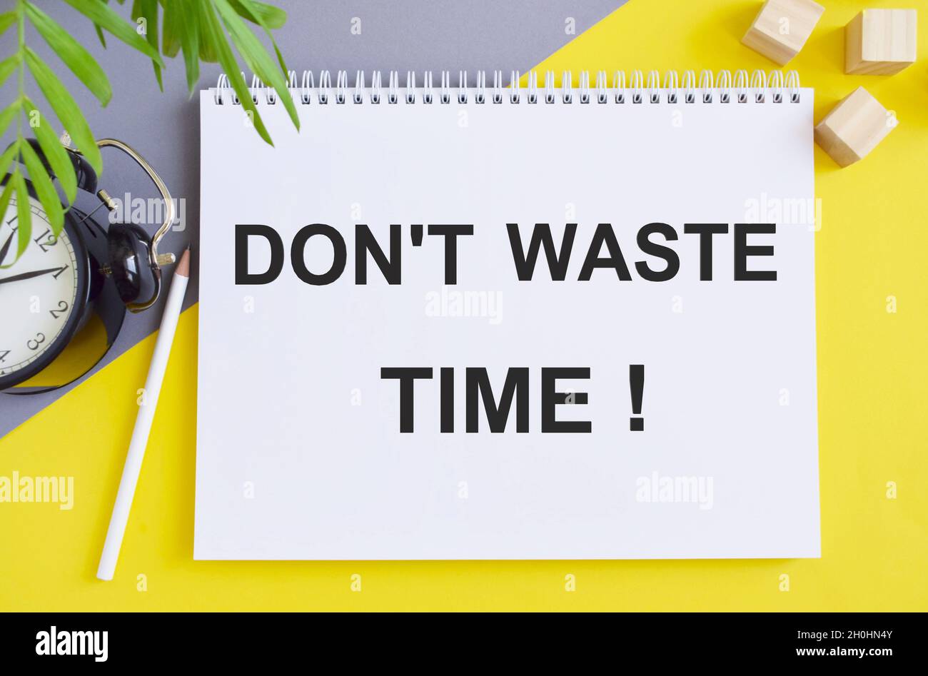 Verschwenden Sie nicht Ihre Zeit mit Wecker und Papiermüll auf weißem Hintergrund geschrieben. Geschäftsangebot. Selektiver Fokus. Stockfoto