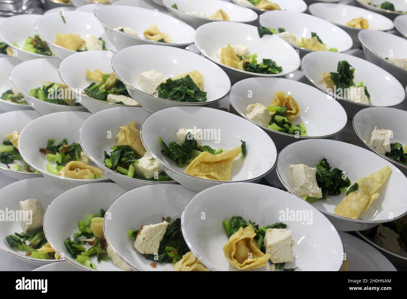 Essen in einer Schüssel, die fertig serviert werden kann Stockfoto