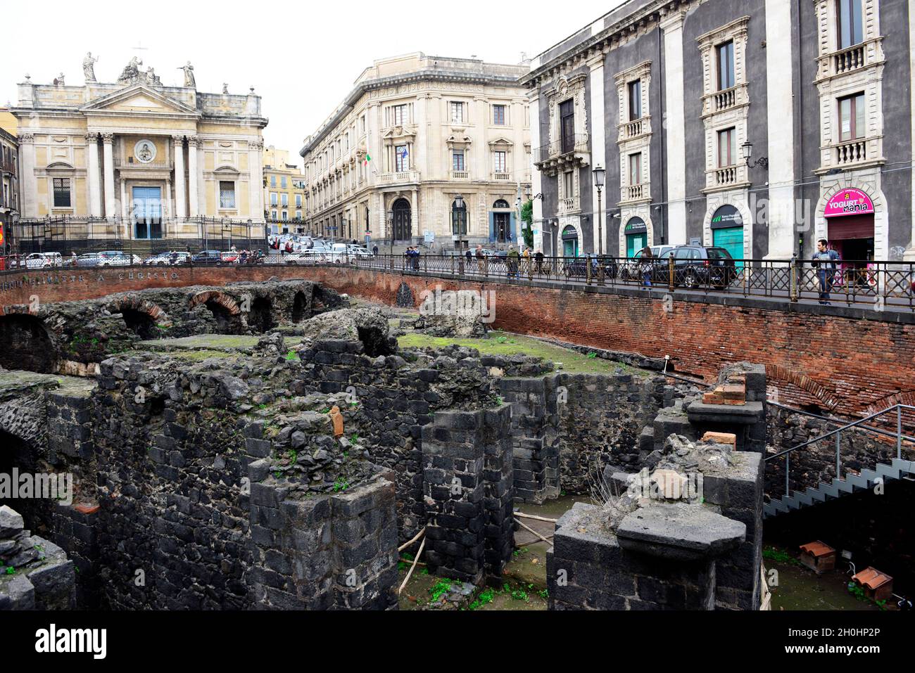 Römisches Amphitheater von Catania auf der Piazza Stesicoro. Stockfoto