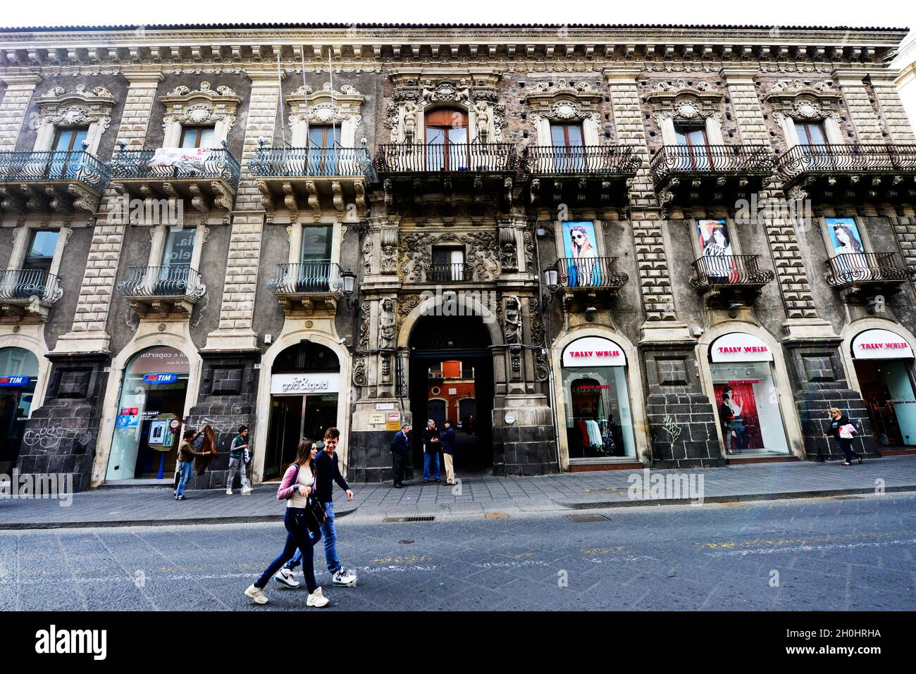 Catania, Italien. Die Via Etnea verläuft direkt von der Piazza del Duomo bis zu den Ausläufern des Ätna. Gesäumt von Geschäften, Bars und Straßencafés. Stockfoto