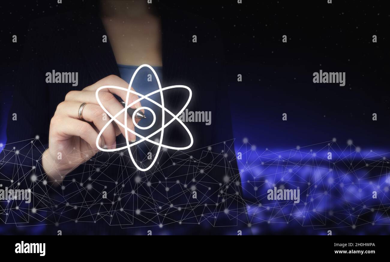 Abstraktes Atom-Molekül. Hand hält digitale Grafik Stift und Zeichnung digitale Hologramm Molekül Atom Zeichen auf Stadt dunkel verschwommen Hintergrund. Atom molekul Stockfoto