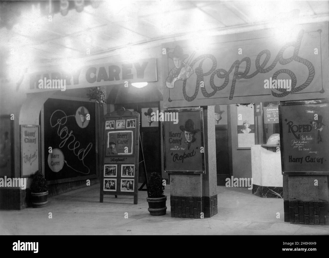 US Movie Theatre mit HARRY CAREY in einem FILM VON JOHN FORD aus dem Jahr 1919 über Eugene B. Lewis Universal Film Manufacturing Company Stockfoto