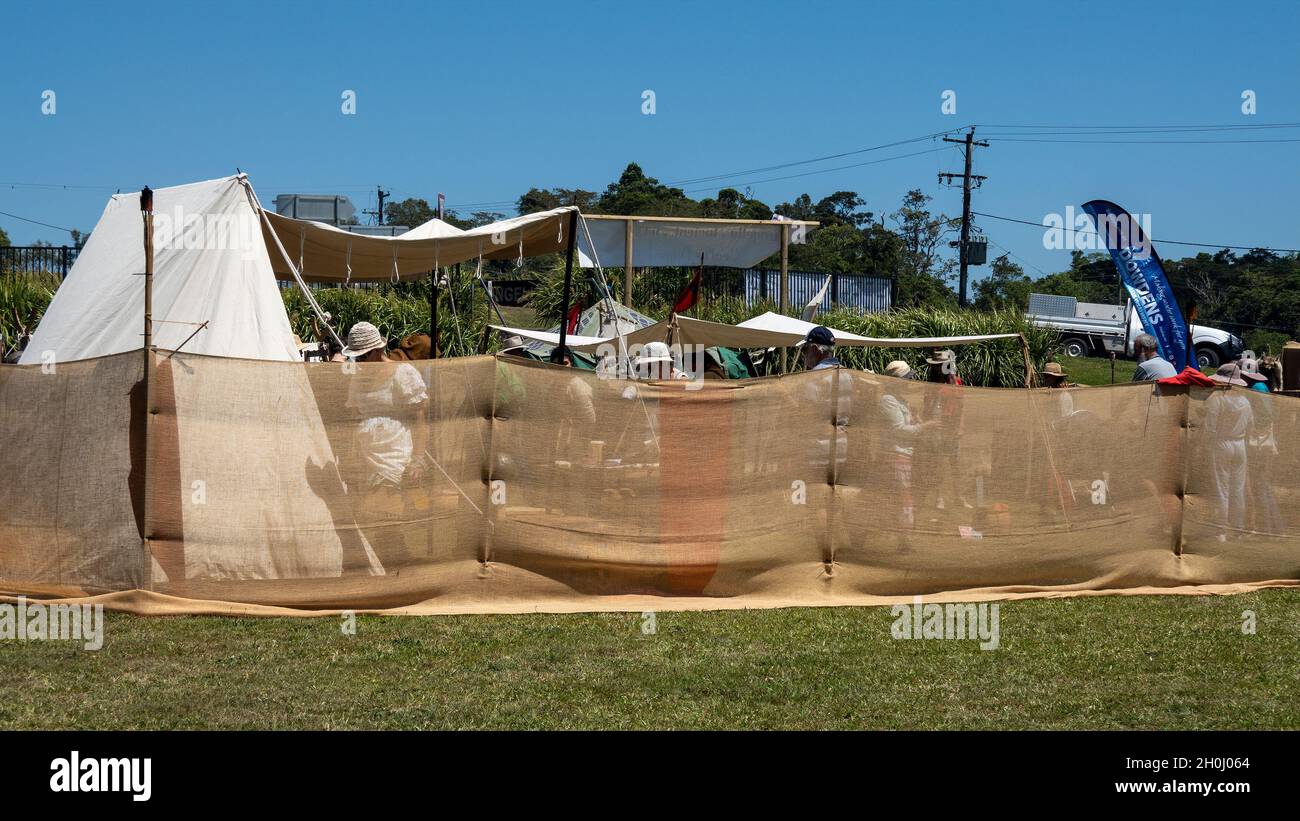Eungella, Queensland, Australien - 2021. Oktober: Touristen genießen es, nachgebaute wikinger-Objekte und Kostüme auf dem Landdorf-Nachstellungs-Markt zu entdecken Stockfoto